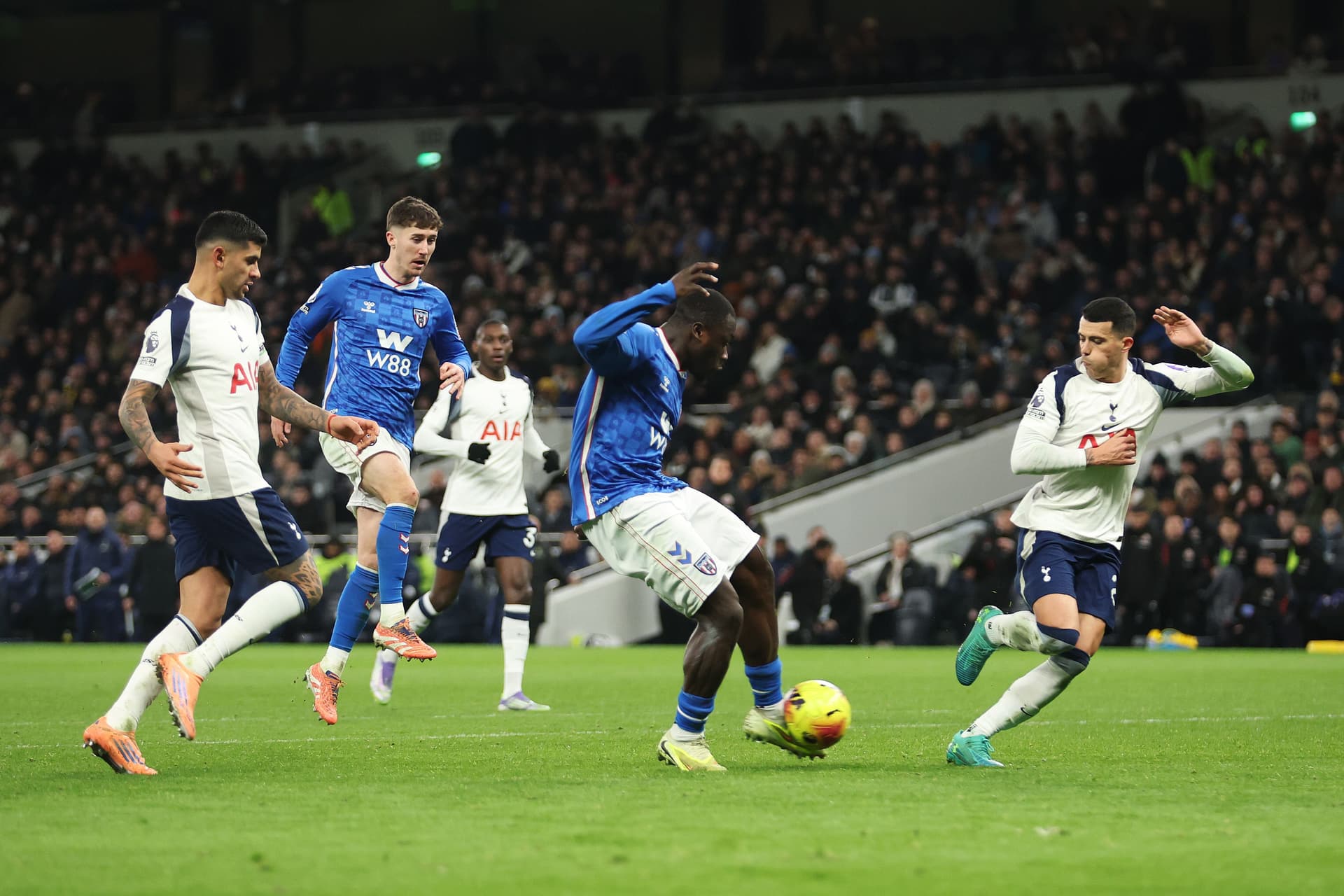 Brian Brobbey of Sunderland scores his team's first goal during the Premier League